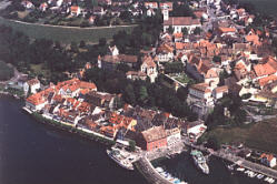 Meersburg von oben: Blick auf Hafen und Altstadt